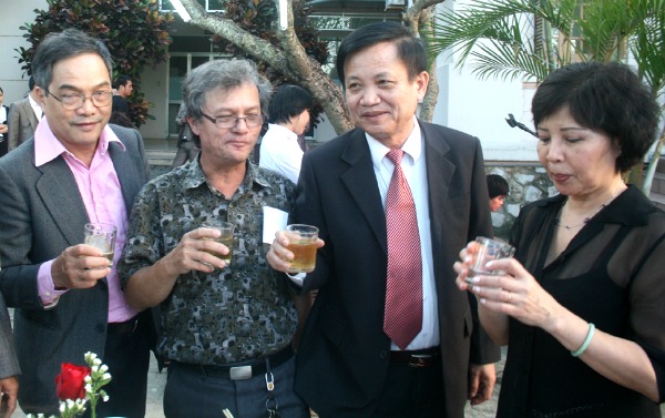 ການປະສັງສັນ, ຕ້ອນຮັບບຸນເຕັດ ປິມະໂຣງ 2012 ໃຫ້ແກ່ພໍ່ແມ່ຊາວຫວຽດນາມອາໄສຢູ່ຕ່າງປະເທດ